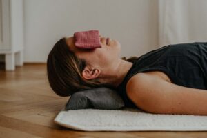 Mehr über den Artikel erfahren Die verborgene Kraft der tiefen Entspannung: Wie Restorative Yoga wirkt